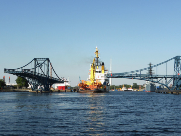 Schiff fährt auf die Kaiser Wilhelm Brücke in Wilhelmshaven zu.