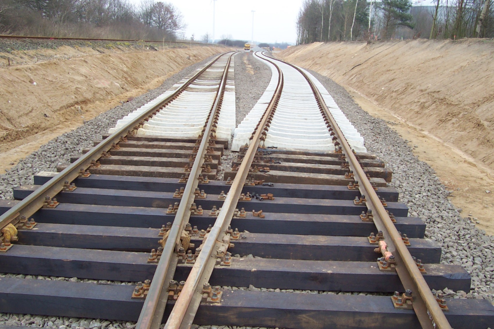 Zwei Bahngleise führen zusammen. Das Gleisbett wurde erneuert.