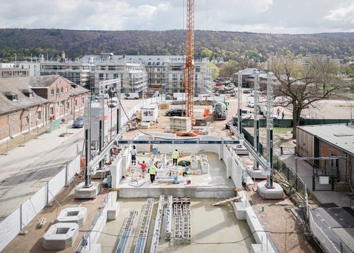 Baustatus des 3D-Druck Gebäudes: Das Fundament ist gegossen und die erste Wand wurde etwa 1,80m hoch gedruckt.