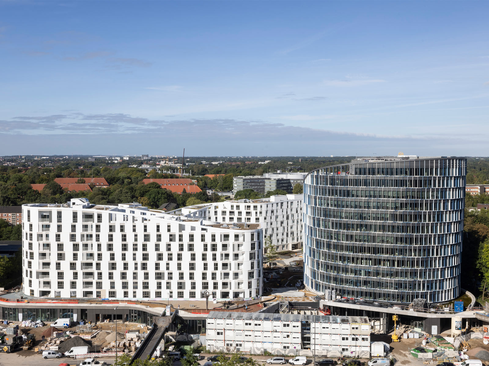 Luftaufnahme vom Quartier Ipanema in Hamburg. Riesige Mehrfamilienhäuser dominieren das Bild.
