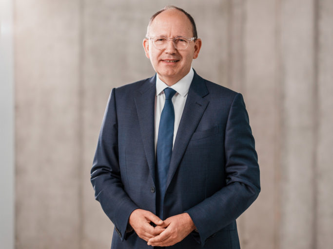 Das Bild zum Beitrag Stadtentwicklung in Mannheim zeigt ein Portrait des Oberbürgermeisters von Mannheim: Christan Specht