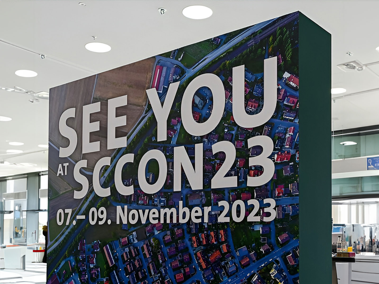 Auf dem Bild zum Beitrag "BIM Deutschland auf der Smart Country Convention 2023" ist ein Aufsteller mit der Aufschrift "SEE YOU AT SCCON23 07. - 09. November 2023" zu sehen.