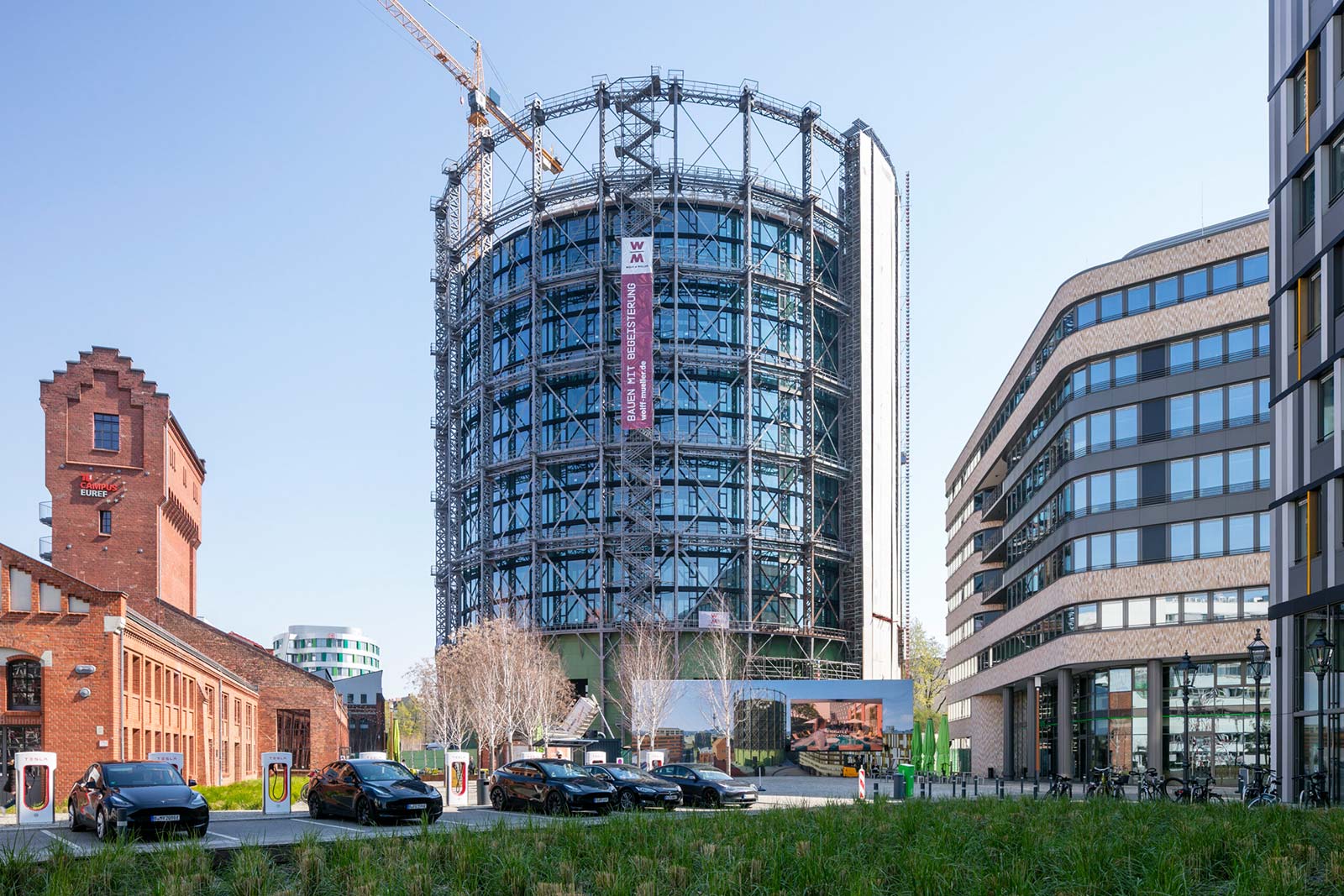 Gasometer in Berlin: Ein zylindrischer Turm mit Stahl-Glas-Fassade.