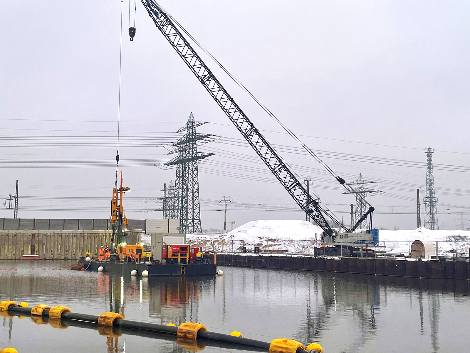 Ein Kran für den Spezialtiefbau beim Ausbau der A26 bei Hamburg.