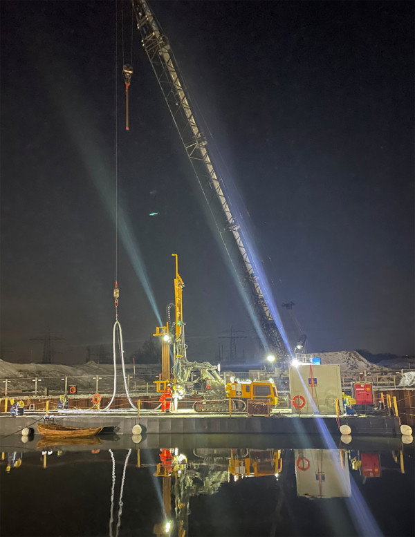 Ein Kran bei Nacht beim Ausbau der A26 bei Hamburg.