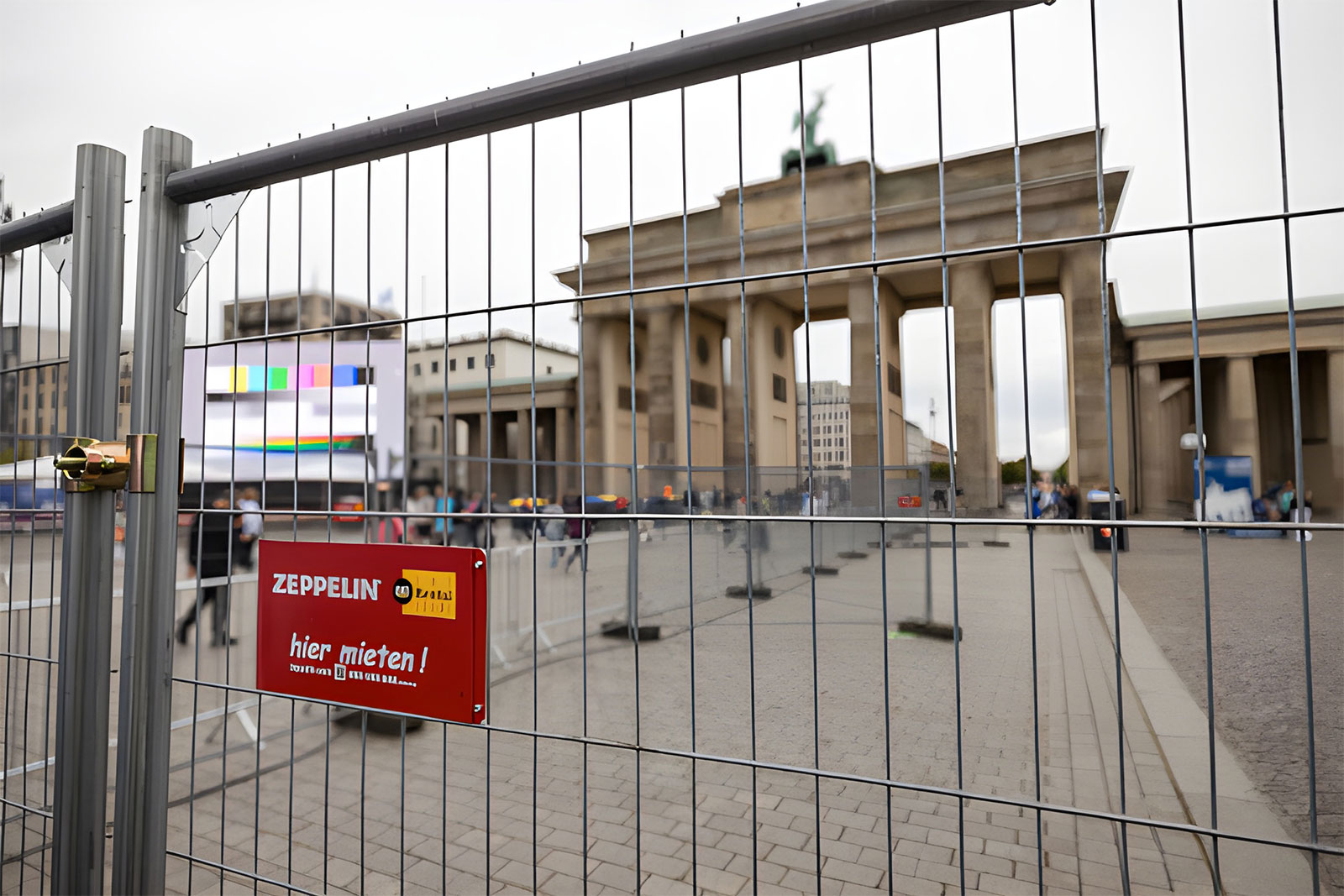 Absperrung (Bauzaun) von Zeppelin Rental beim Berlin marathon vor dem Brandenburger Tor