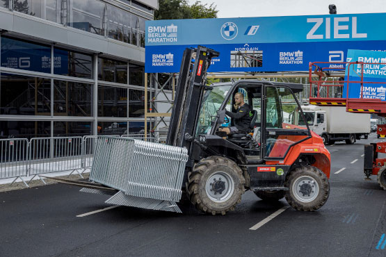 Gabelstapler transportiert Absperrungen