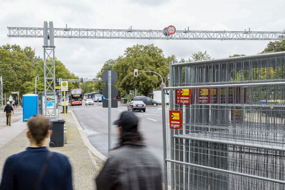 Absperrgitter stehen an einer Straße