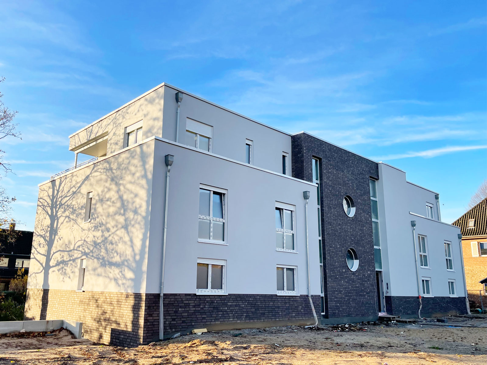 Neubau in der Agnes-Derichsweiler-Straße in Dormagen: Mordernes kleines Mehrfamilienhaus.
