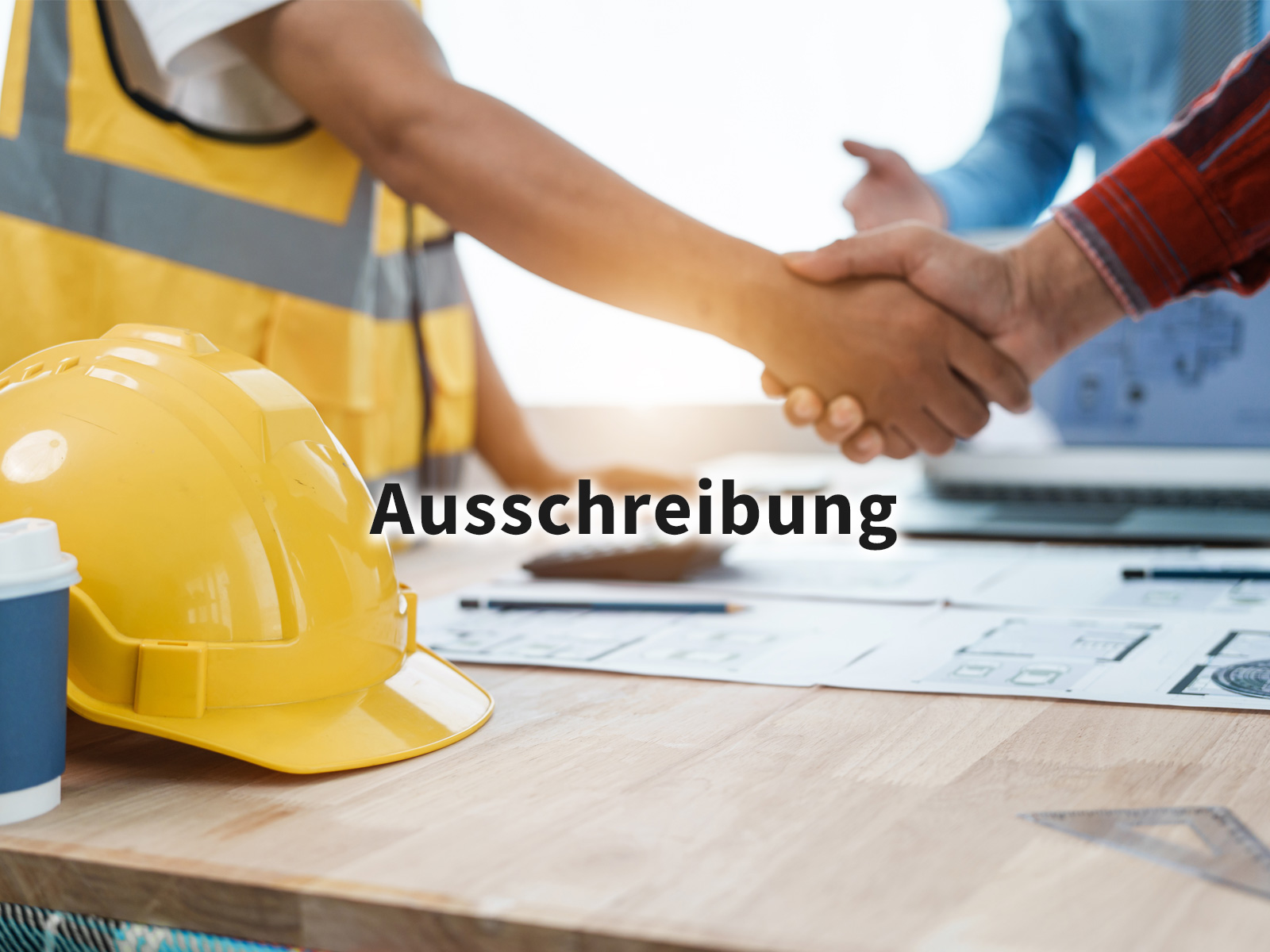 Zwei Männer schütteln sich die Hände. Im Vordergrund ist ein gelber Helm. Text: "Ausschreibung"