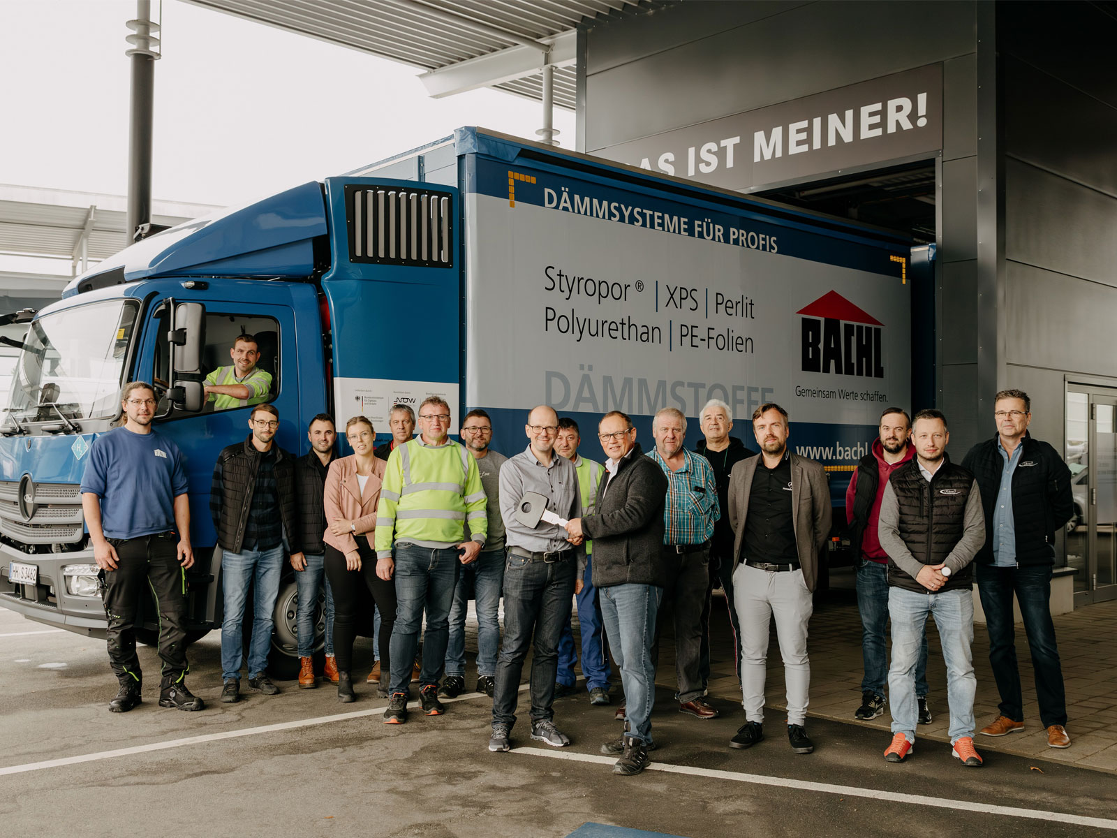 Die Firma Karl Bachl fährt jetzt mit Wasserstoff. Bei PAUL Nutzfahrzeuge konnte der neue Wasserstoff-Lkw der Unternehmensgruppe BACHL abgeholt werden.