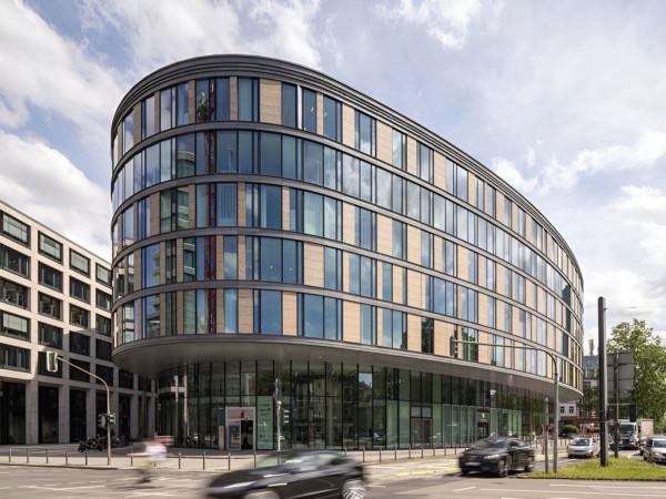 Baseler Oval in Frankfurt von außen: Das neue Büro von Sweco Architekten