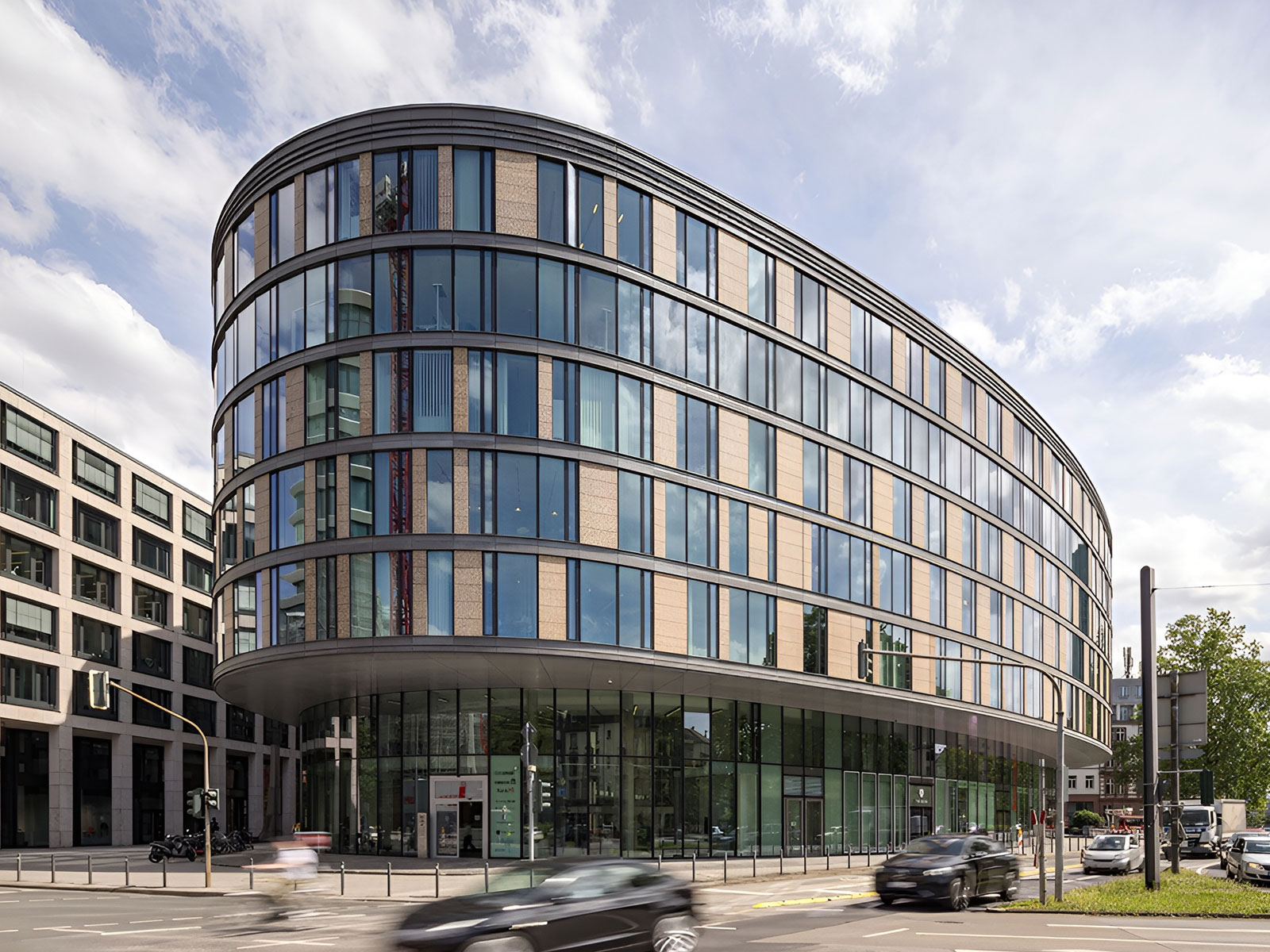Baseler Oval in Frankfurt von außen: Das neue Büro von Sweco Architekten