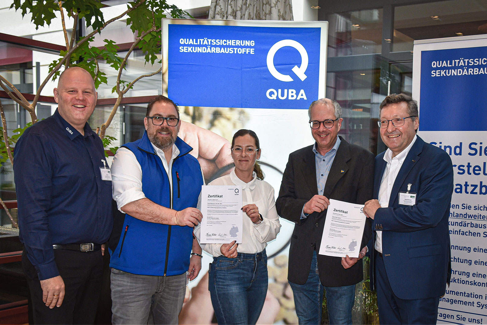Die BAUER Resources GmbH erhält als erstes Unternehmen im Hamburger Raum QUBA-Zertifikate für qualitätsgesichertes Bodenmaterial. (v.l.n.r. Daniel Rutte, Qualitätssicherung Sekundärbaustoffe GmbH; Thomas Fischer, Qualitätssicherung Sekundärbaustoffe GmbH; Kathrin Hagemann, BAUER Resources GmbH; Ulrich Morgenstern, BAUER Resources GmbH; Stefan Schmidmeyer, Baustoff Recycling Bayern e.V.)