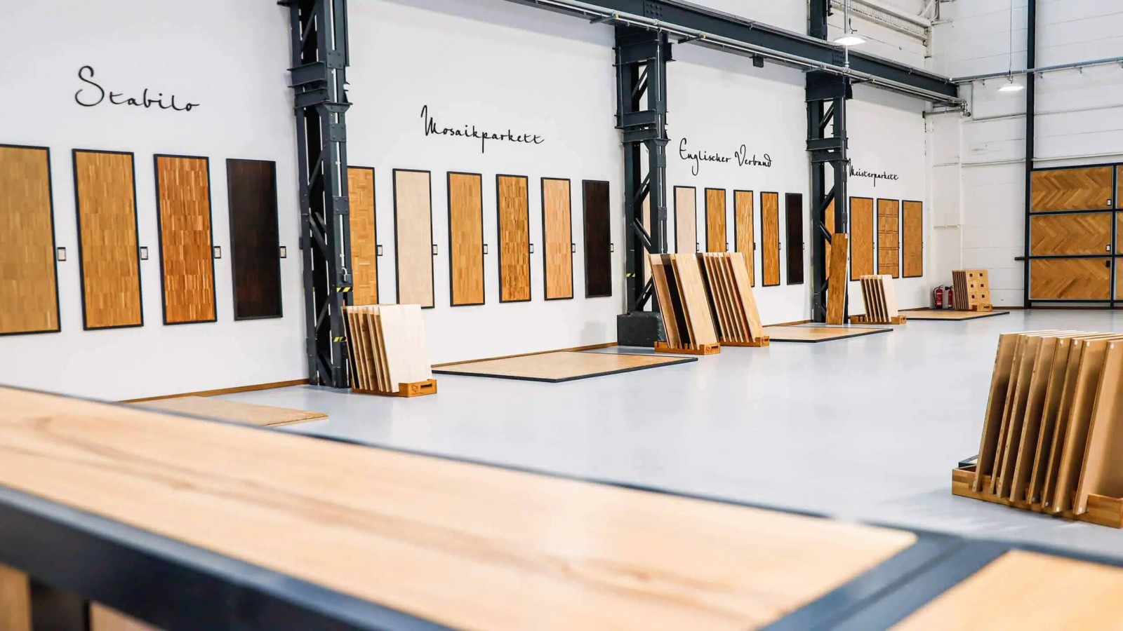 Ausstellungsraum eines Bembé Parkett Studios. Viele Holzmuster sind an den Wänden zu sehen.
