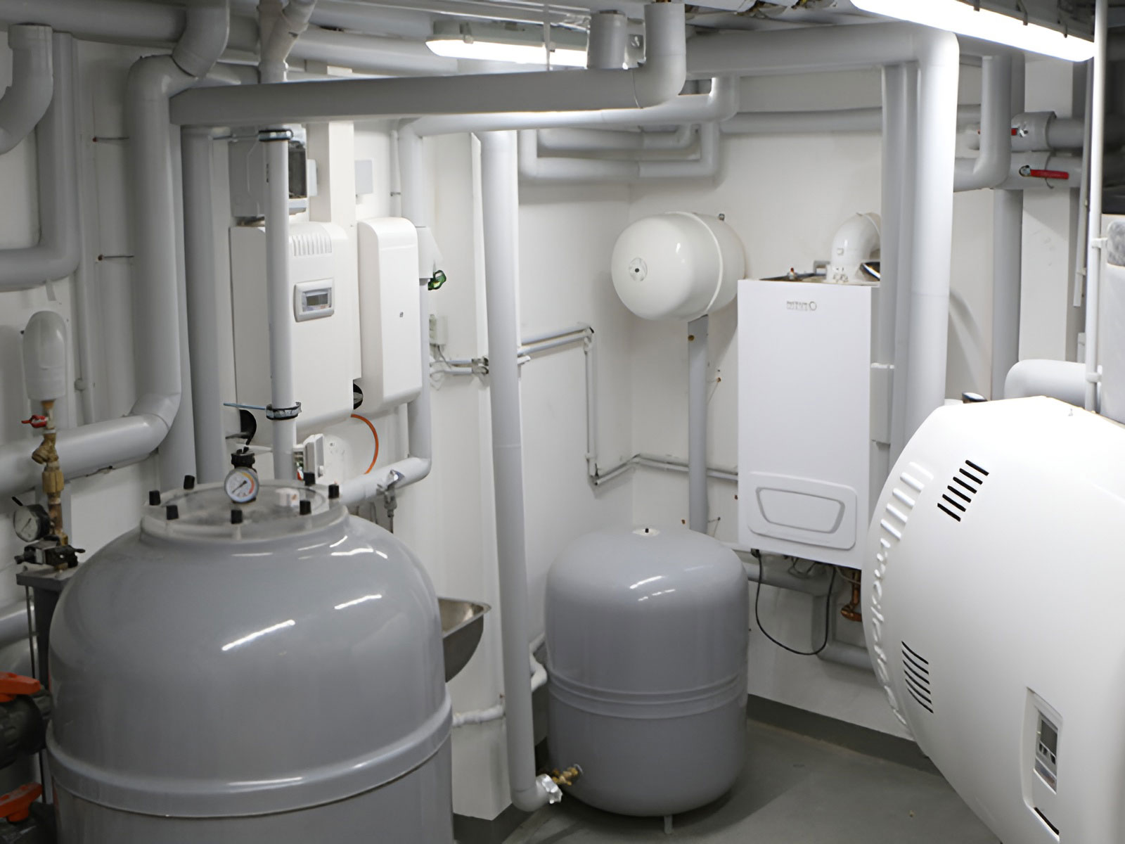 Das Profilbild der Benda Sanitärtechnik GmbH aus Hamburg zeigt Sanitär und heizungsanlagen in einem Technikraum.