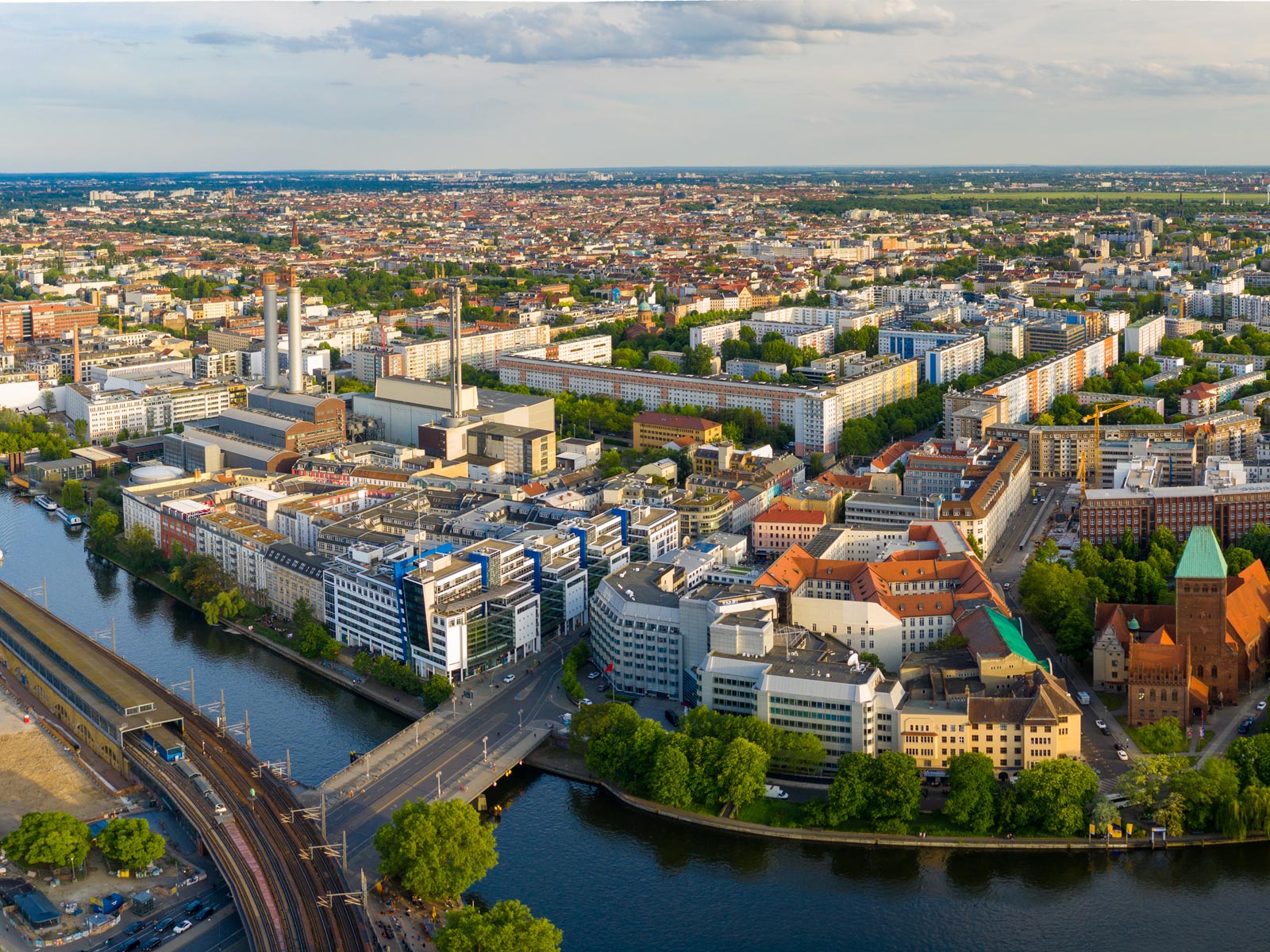 Das Beitragsbild zur Stadentwicklung in Berlin zeigt die Luftaufnahme der Hauptstadt