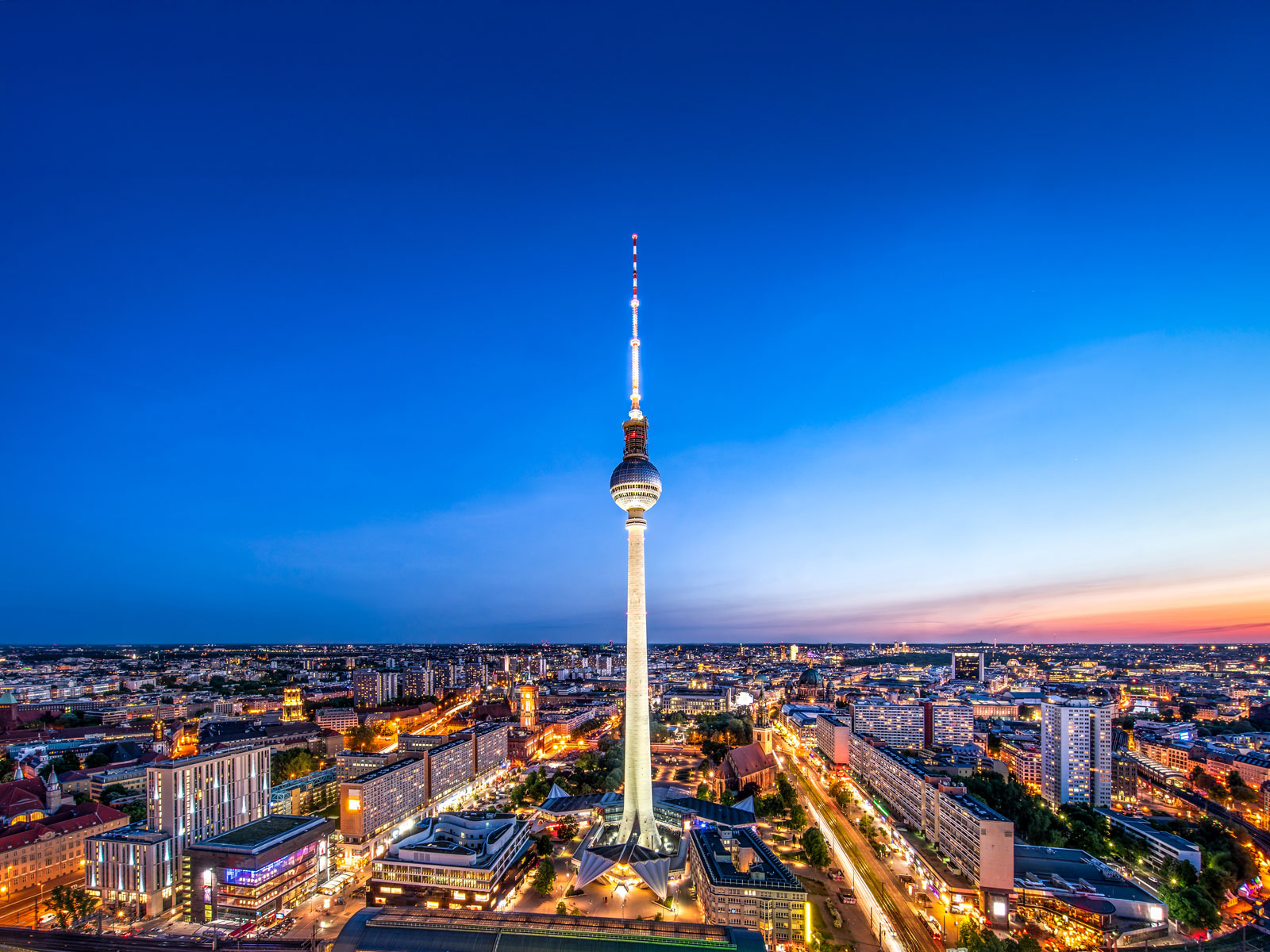 Stellvertretend für die Berliner Stadtentwicklung: Der Fernsehturm in Berlin bei Sonneuntergang