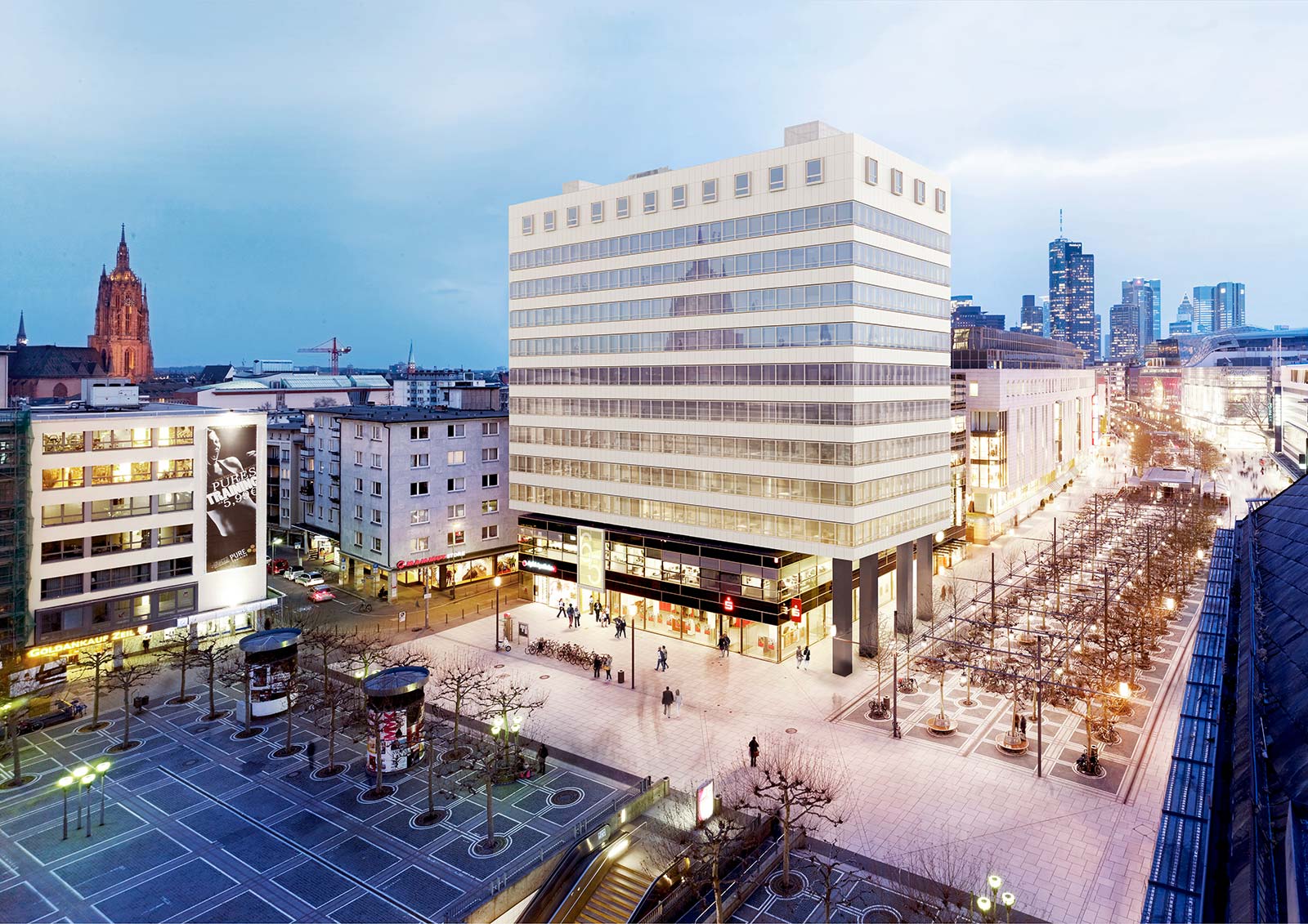 Das Bienenkorbhaus Frankfurt: Es erinnert mit seiner Rechteckigen Form und der horizontal gestreiften Fassade an einen Bienenkorb.