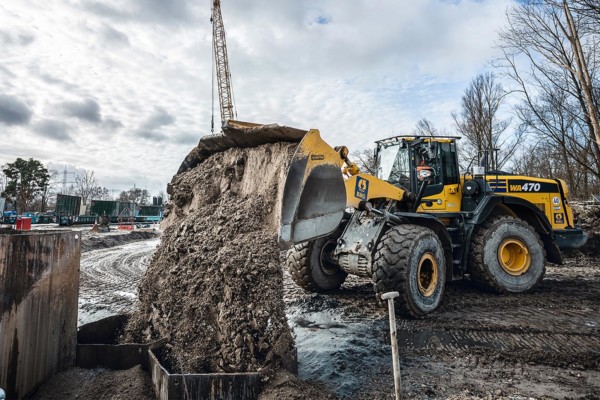 Radlader füllt für den Bodenaustausch in Velten neues Bodenmaterial in die Waben.