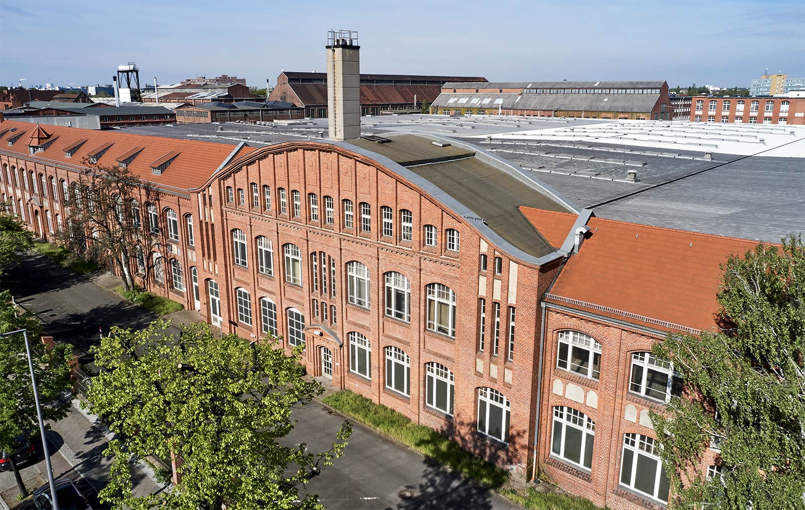 Luftaufnahme vom BRICKHUB, einer Backstein-Halle.