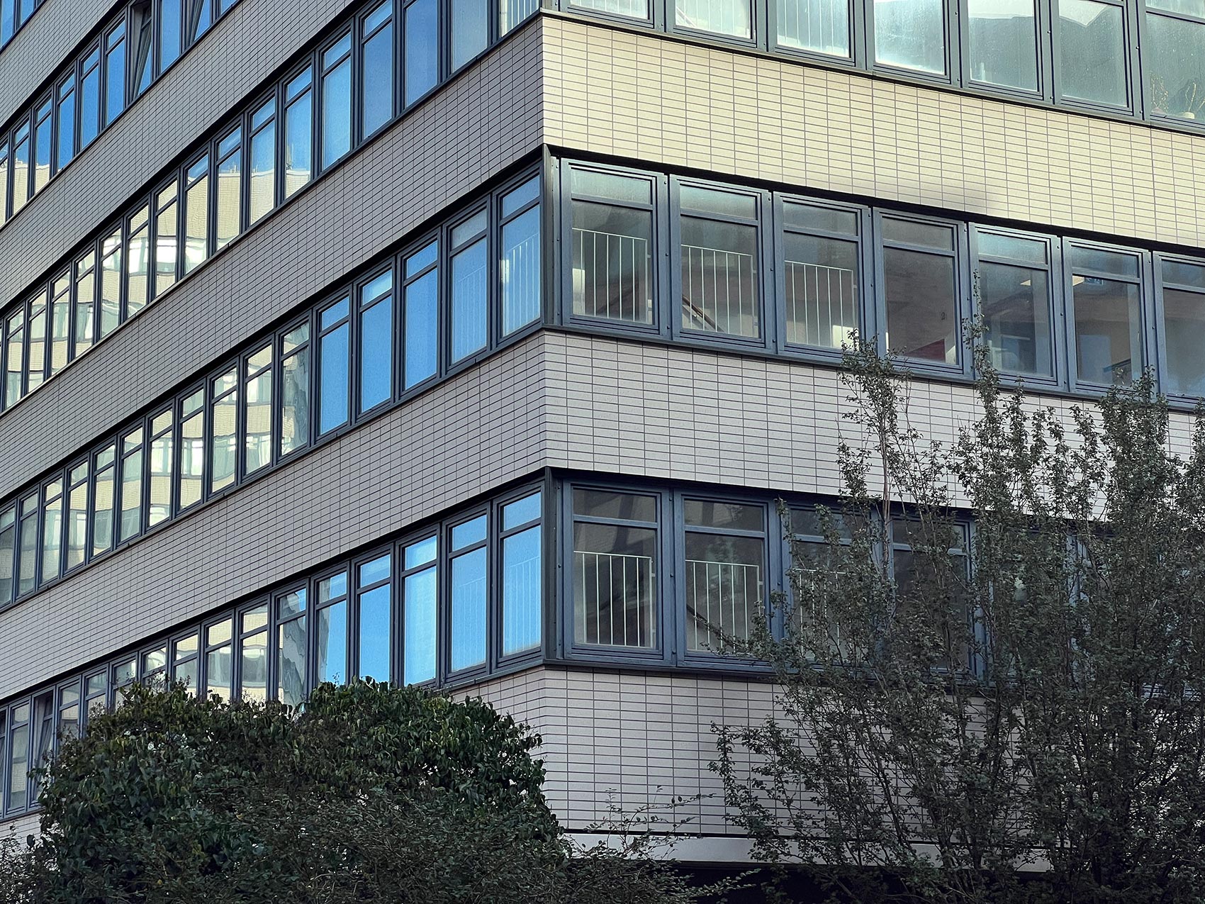 Ecke eines Hauses mit heller Backsteinfassade