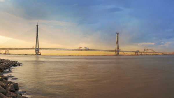 Der Brückenbau in China geht schneller voran als in Deutschland. Brücke bei Sonnenaufgang