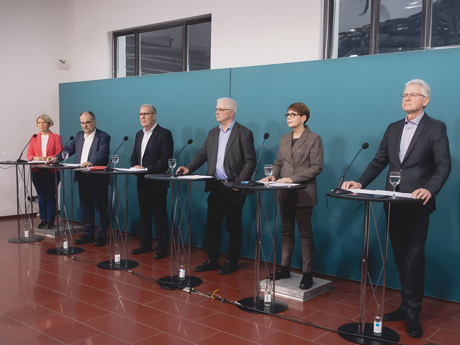 Die sechs führenden Personen des Verbändebündnisses "Soziales Wohnen" auf der Pressekonferenz zu Sozialwohnungen in Deutschland.