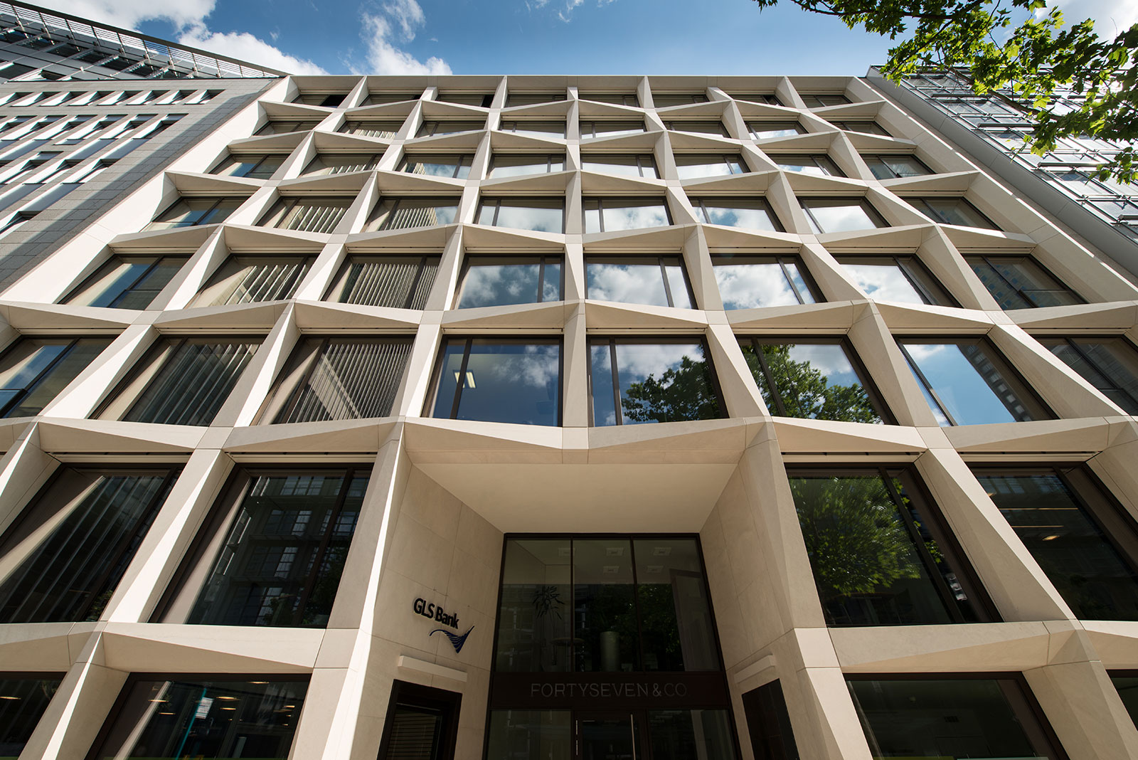 Stilprägende Glasfassade des FourtySeven & Co. Frankfurt