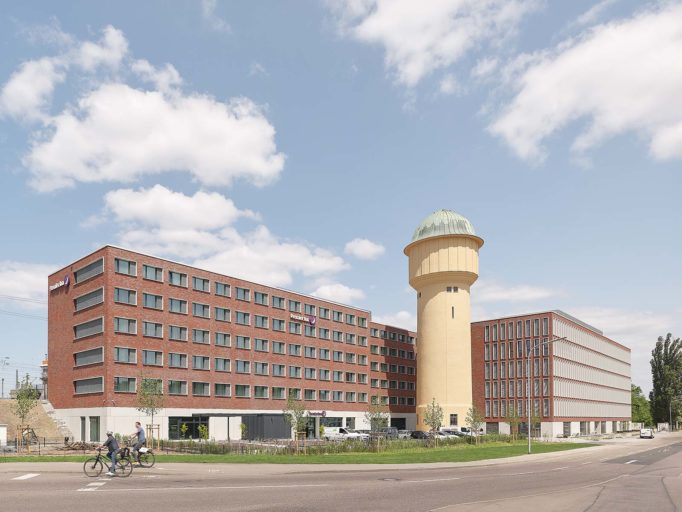 Das Bürotel am Wasserturm Karlsruhe: Die durch ihren Sockel verbundenen Gebäude umrahmen den Wasserturm auf 2 Seiten.