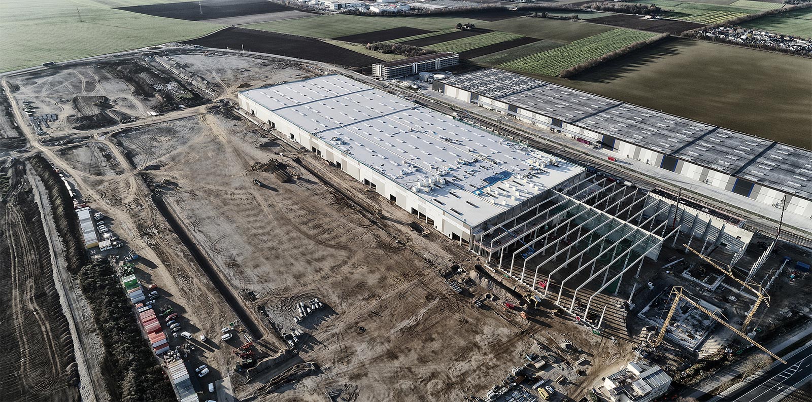 Baustelle aus der Luft: Bau einer großen langen Halle