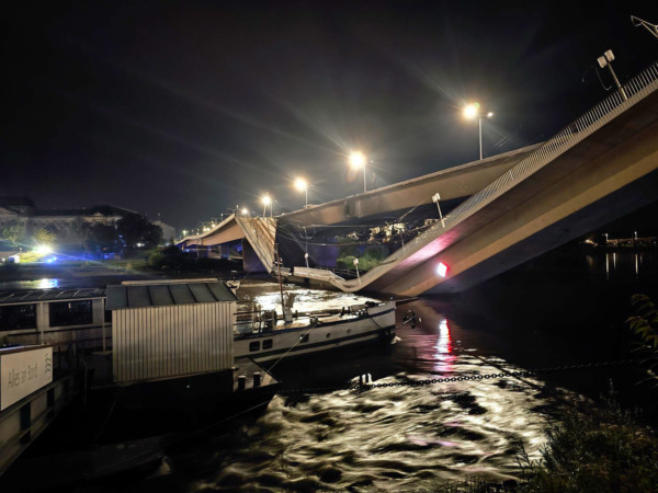 Eingestürzte Carolabrücke in Dresden bei Nacht