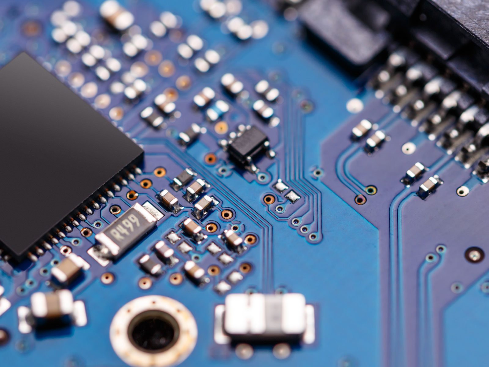 Blaue Platine mit Halbleitern symobilisiert die neue Produktionsstätte: TSMC / ESMC Chipfabrik in Dresden
