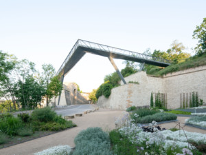 Der Bastionskronenpfad in Erfurt ist eine L-förmige Brücke, die über einen angelegten Garten führt.