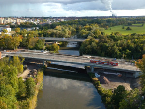 Eine Straßenbahn fährt über die Elisabethbrücke in Halle.