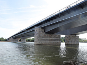 Die Rheinbrücke in Schierstein führt über den breiten Fluss.