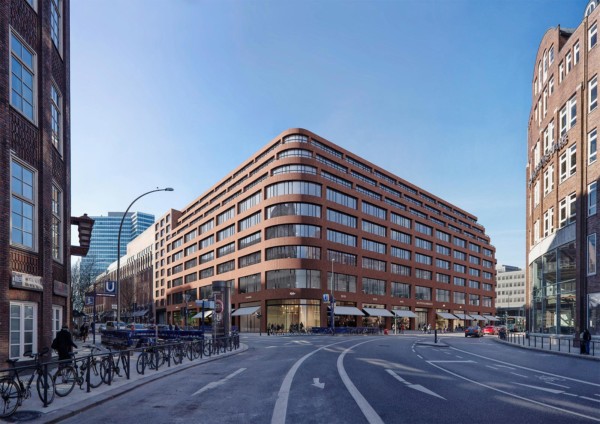 Das Deutschlandhaus in Hamburg erscheint in rotem Klinker und hat abgerundete Ecken.