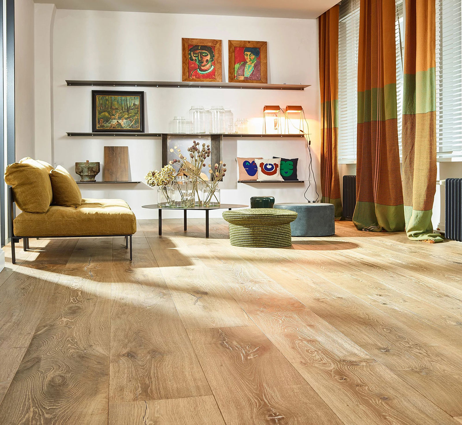 Wohnzimmereinrichtung mit schönem Holzfußboden und langen Wandregalen
