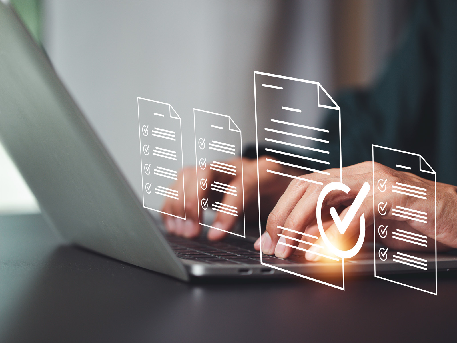 Eine Person schreibt auf einem Laptop. Virtuell schweben mehrere Dokumente vor ihm in der Luft, die die Digitalisierung der baurechtlichen Verfahren und den Fortschritt beim Virtuellen Bauamt symbolisieren sollen.