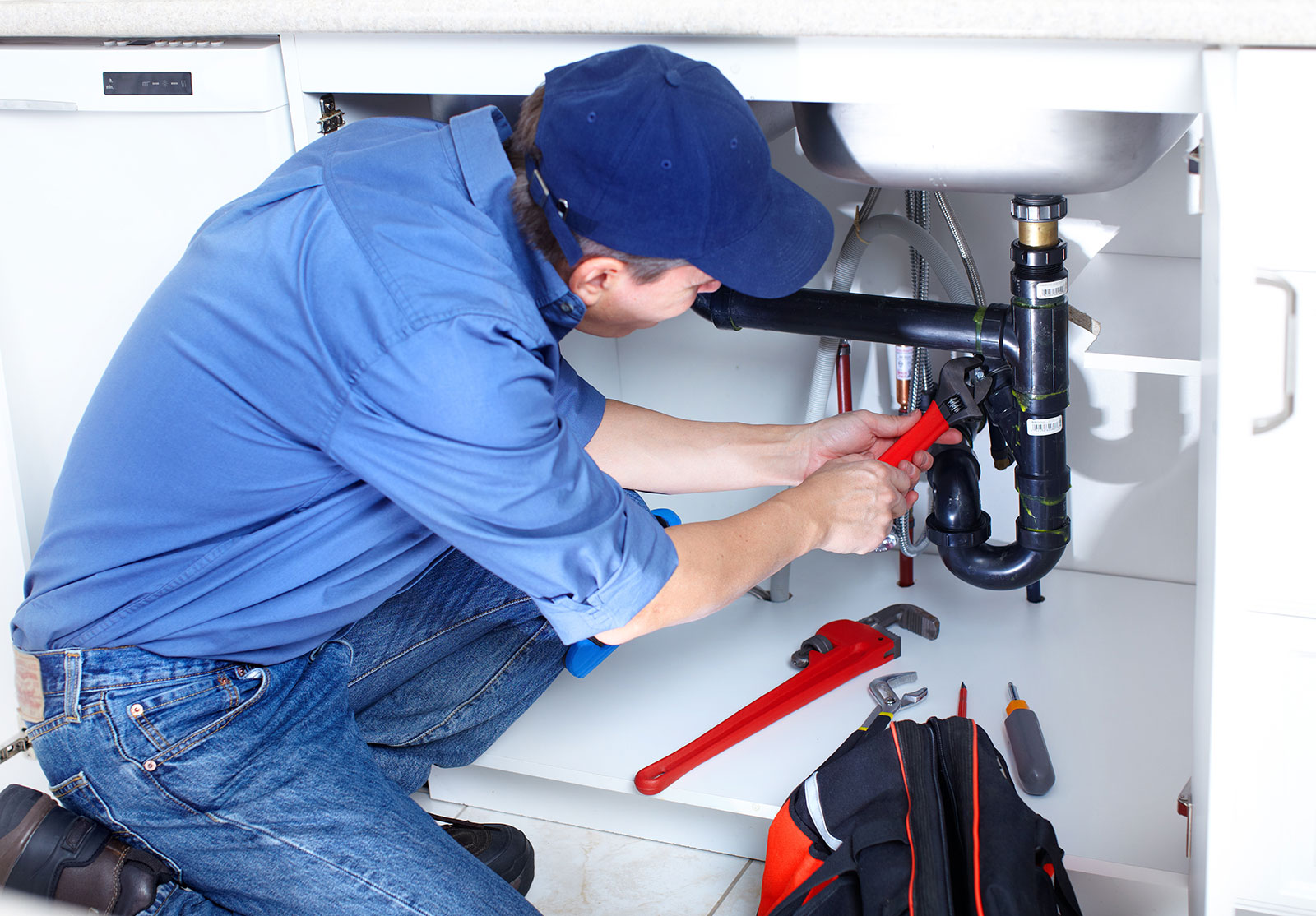 Handwerker macht Instandhaltungsarbeiten