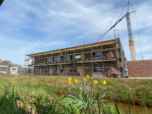 Das neue EWE Verwláltungsgebäude in Delmenhorst mit Baugerüst während der Bauphase.