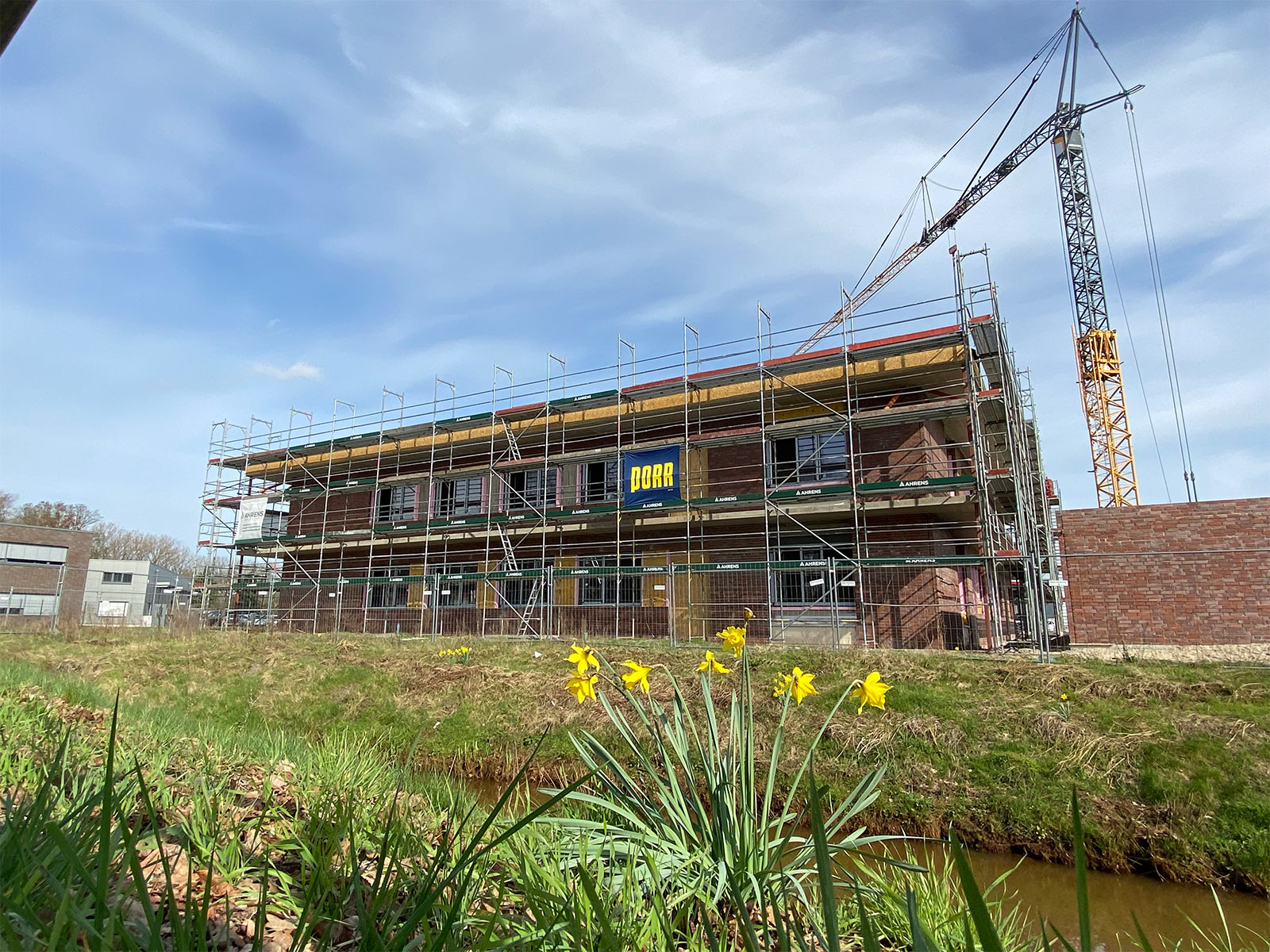 Das neue EWE Verwláltungsgebäude in Delmenhorst mit Baugerüst während der Bauphase.