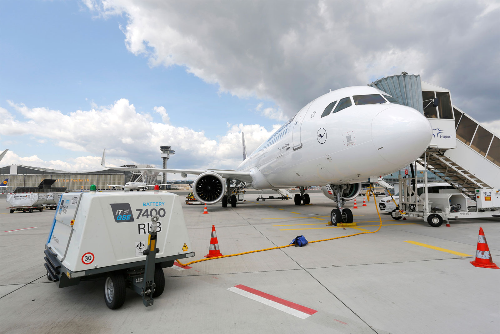 Bodenstromversorgung mit Hilfe eines Aggragats eines Flugzeugs am Fraport.