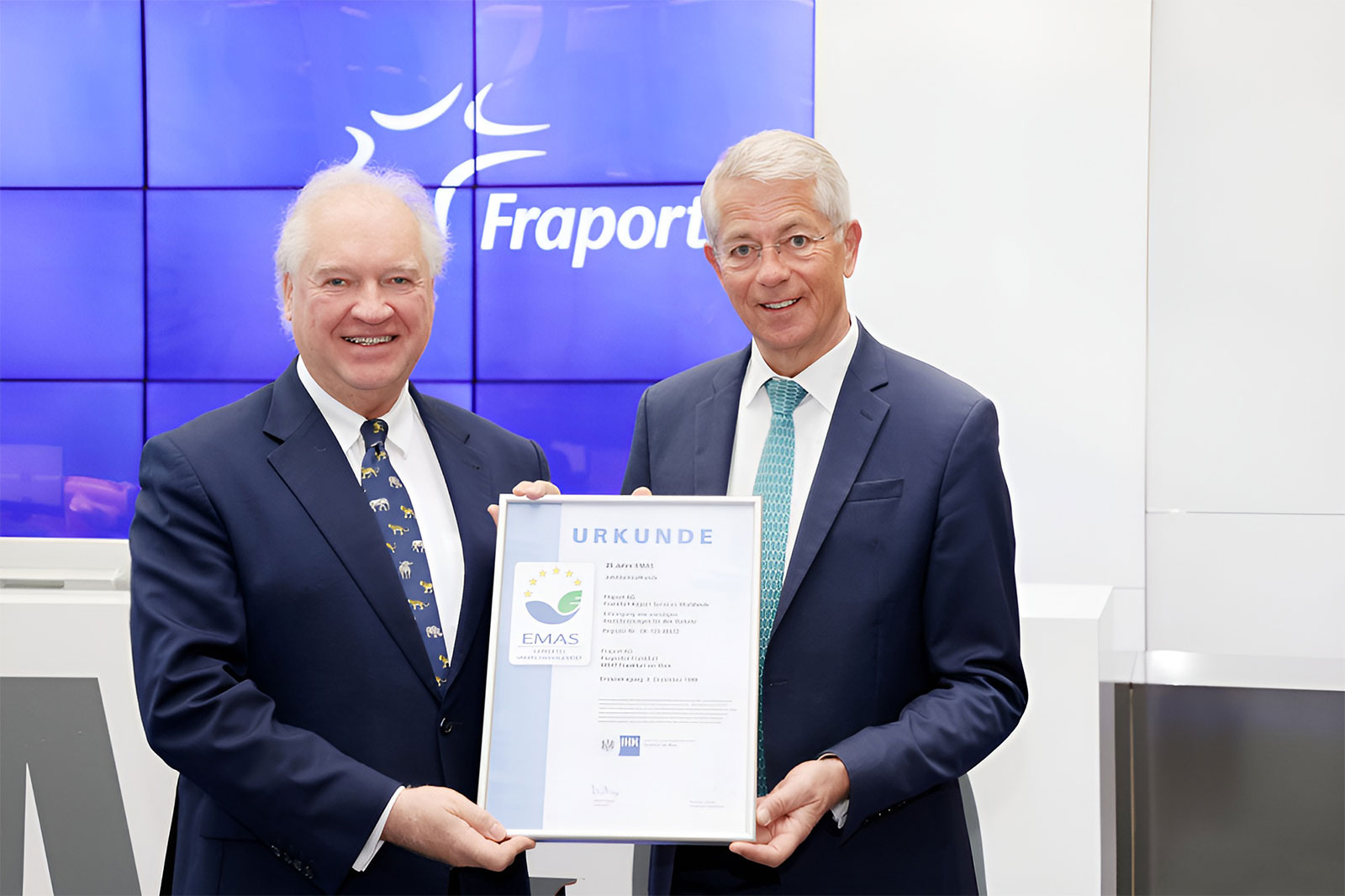 Präsident der IHK Frankfurt, Ulrich Caspar überreicht dem Vorstandsvorsitzenden der Fraport AG, Dr. Stefan Schulte das Siegel: 25 Jahre EMAS Zertifizierung für verbesserte Nachhaltigkeit