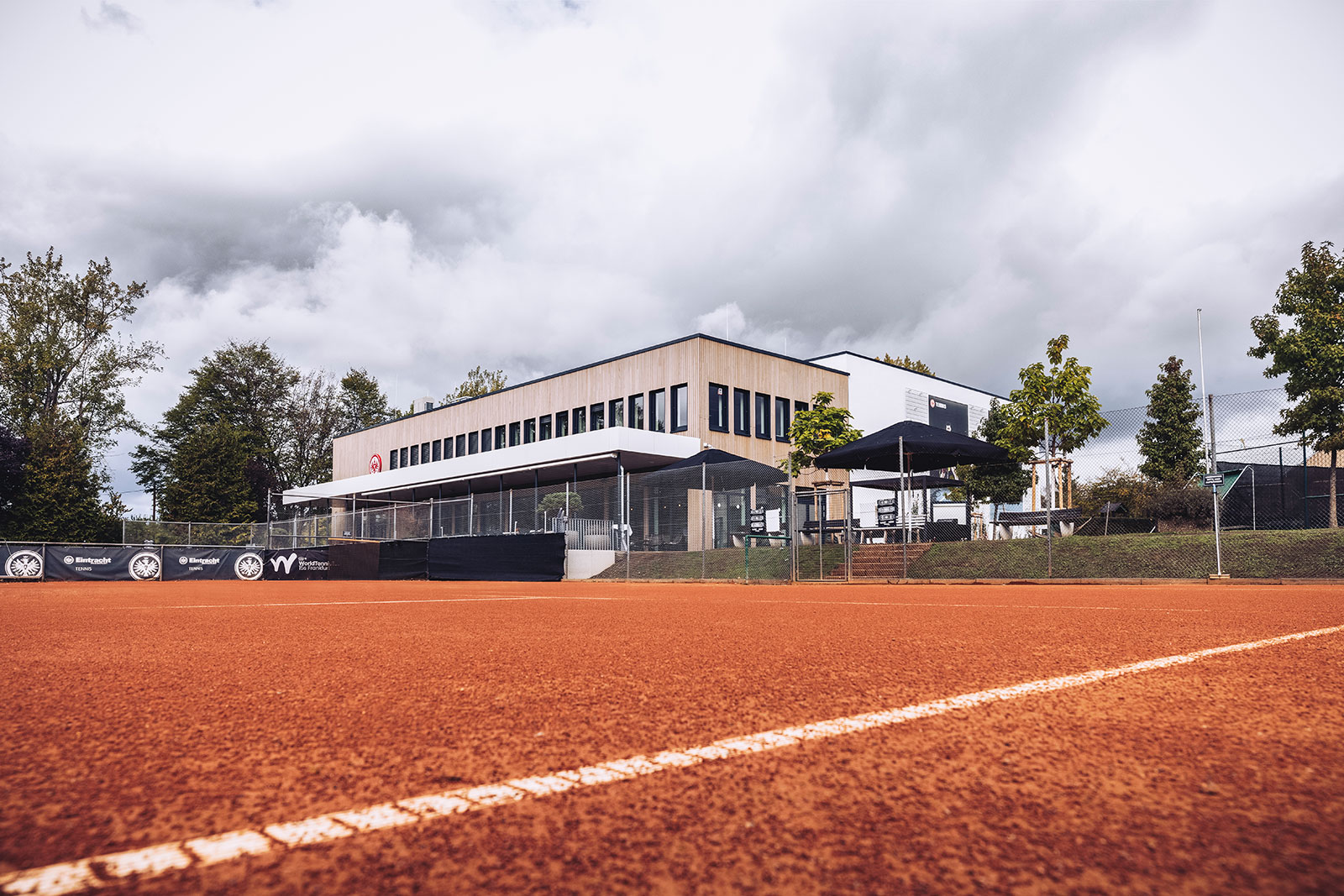Eintracht Frankfurt Vereinsheim und Turnhalle im Riederwald