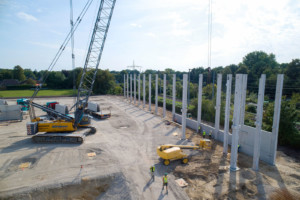 Stützen ragen auf der Baustelle des BREMER Gewerbeparks "B Hub" am Fuchsberger Damm in Elmshorn aus dem Boden