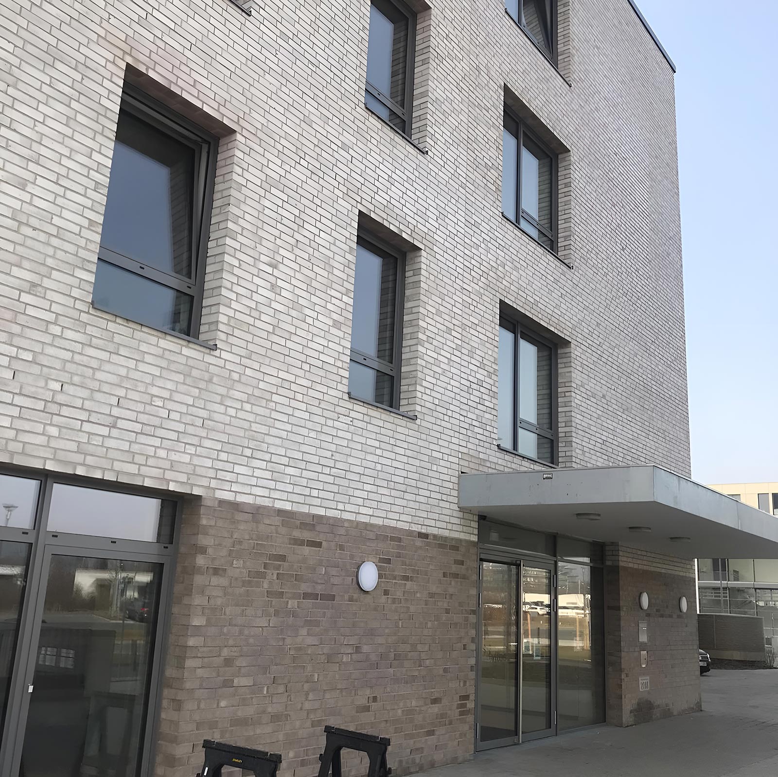 Gebäude mit Bachsteinfassade und Vordach über der Haustüre