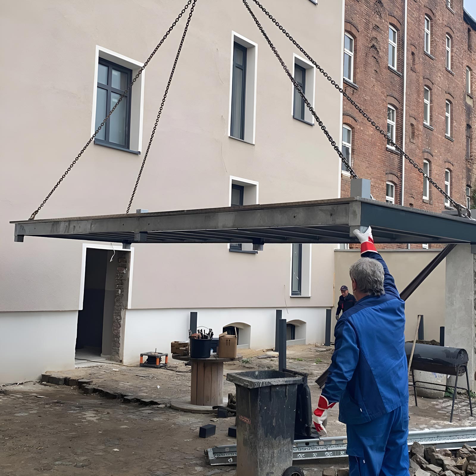 Metallkonstruktion wird mit einem Kran in die Luft gehoben