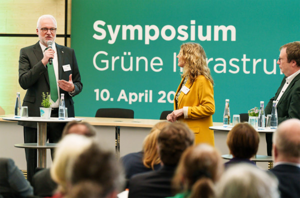 Garrelt Duin begrüßt die Teilnehmenden des Symposiums Strategie Grüne Infrastruktur.