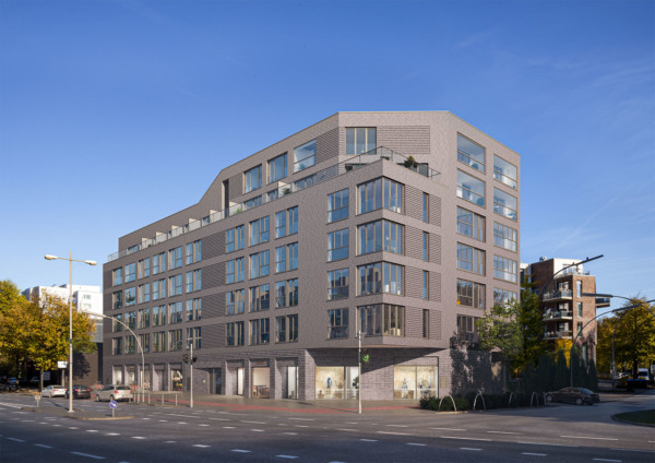 Visualisierung des Bauprojekts Gute Stube in Hamburg Altona. Das Gebäude hat eine graue Klinkerfassade und große Fenster.